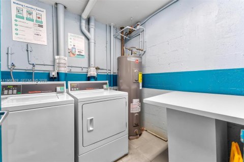 Condo in Hollywood, Florida, 2 bedrooms  № 2027085 - photo 26