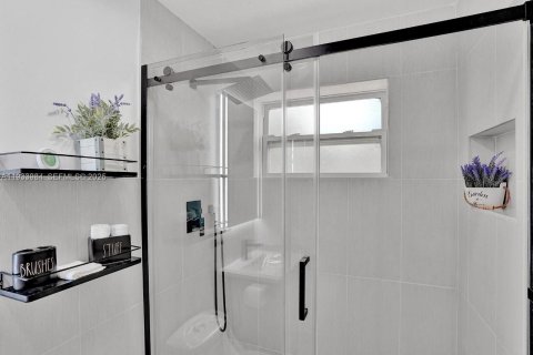 House in Hallandale Beach, Florida 1 bedroom, 55.74 sq.m. № 2035292 - photo 16