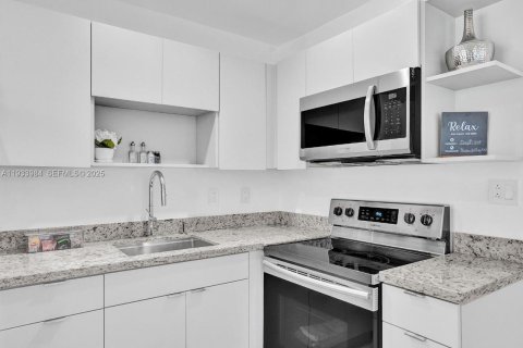 House in Hallandale Beach, Florida 1 bedroom, 55.74 sq.m. № 2035292 - photo 11