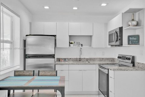 House in Hallandale Beach, Florida 1 bedroom, 55.74 sq.m. № 2035292 - photo 7