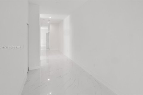 Condo in Miami, Florida, 3 bedrooms  № 1969679 - photo 5