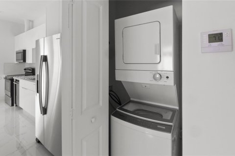 Condo in Miami, Florida, 3 bedrooms  № 1969679 - photo 13