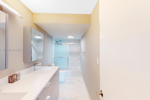 Condominio en venta en Bal Harbour, Florida, 1 dormitorio, 83.24 m2 № 1984107 - foto 6