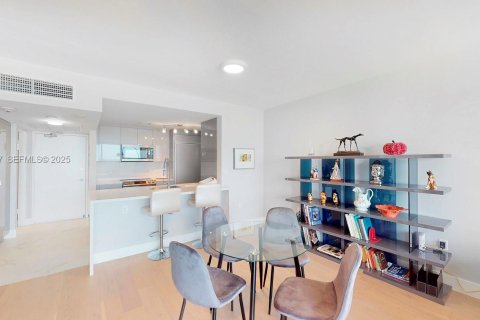 Condominio en venta en Bal Harbour, Florida, 1 dormitorio, 83.24 m2 № 1984107 - foto 2