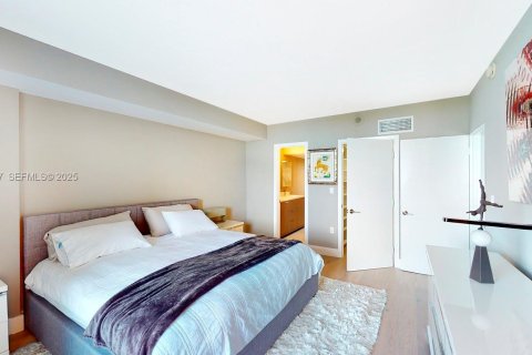 Condominio en venta en Bal Harbour, Florida, 1 dormitorio, 83.24 m2 № 1984107 - foto 3