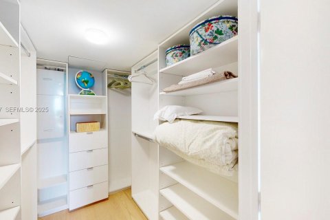 Condominio en venta en Bal Harbour, Florida, 1 dormitorio, 83.24 m2 № 1984107 - foto 5