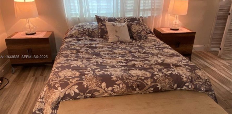 Commercial property in Hollywood, Florida 41.81 sq.m. № 2035198