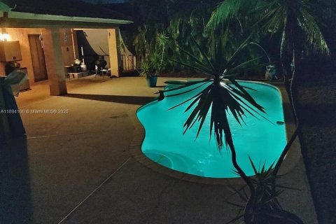 Casa en venta en Davie, Florida, 4 dormitorios, 188.78 m2 № 1945881 - foto 29