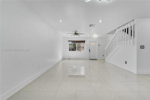 Villa ou maison à louer à Miami, Floride: 3 chambres, 191.38 m2 № 2030829 - photo 5