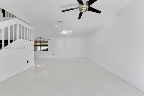 Villa ou maison à louer à Miami, Floride: 3 chambres, 191.38 m2 № 2030829 - photo 2