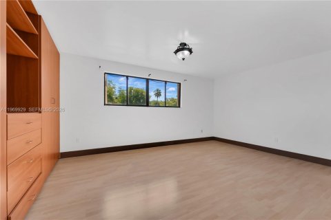 Villa ou maison à louer à Miami, Floride: 3 chambres, 191.38 m2 № 2030829 - photo 11