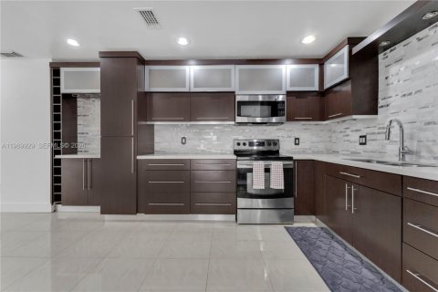 Villa ou maison à louer à Miami, Floride: 3 chambres, 191.38 m2 № 2030829 - photo 9