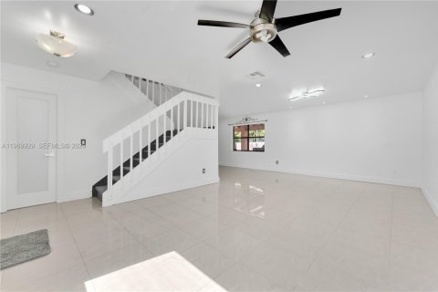 Villa ou maison à louer à Miami, Floride: 3 chambres, 191.38 m2 № 2030829 - photo 6