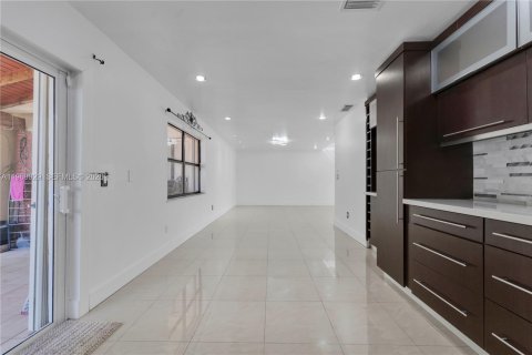 Villa ou maison à louer à Miami, Floride: 3 chambres, 191.38 m2 № 2030829 - photo 10