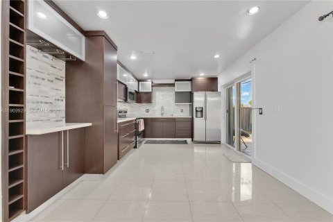 Villa ou maison à louer à Miami, Floride: 3 chambres, 191.38 m2 № 2030829 - photo 7