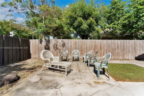 Villa ou maison à louer à Miami, Floride: 3 chambres, 191.38 m2 № 2030829 - photo 19
