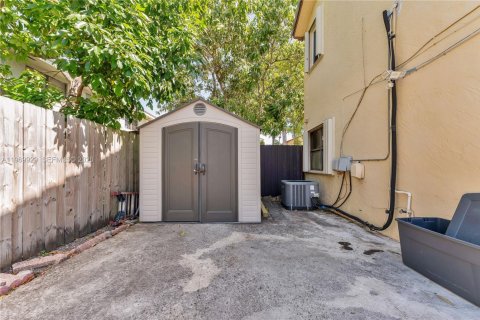 Villa ou maison à louer à Miami, Floride: 3 chambres, 191.38 m2 № 2030829 - photo 20