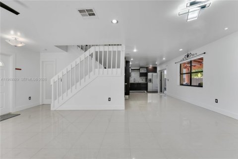 Villa ou maison à louer à Miami, Floride: 3 chambres, 191.38 m2 № 2030829 - photo 3