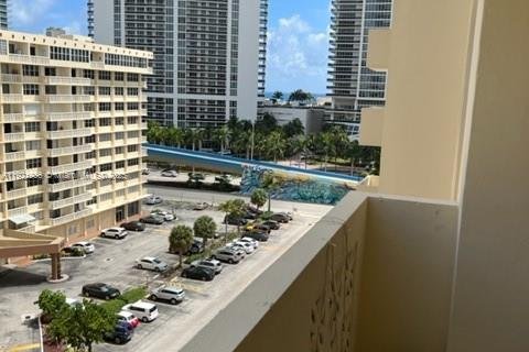 Condo in Hallandale Beach, Florida, 2 bedrooms  № 2035359 - photo 13