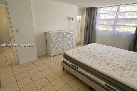 Condo in Hallandale Beach, Florida, 2 bedrooms  № 2035359 - photo 19