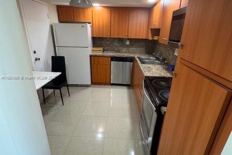 Condo in Hallandale Beach, Florida, 2 bedrooms  № 2035359 - photo 14