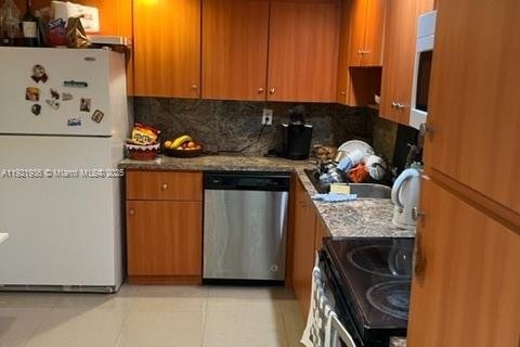 Condo in Hallandale Beach, Florida, 2 bedrooms  № 2035359 - photo 15