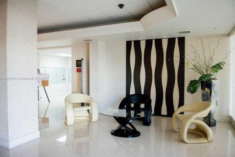Condo in Hallandale Beach, Florida, 2 bedrooms  № 2035359 - photo 6