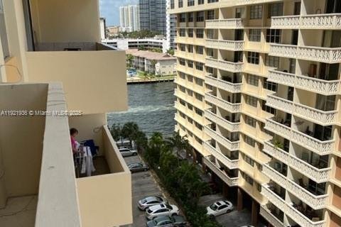 Condo in Hallandale Beach, Florida, 2 bedrooms  № 2035359 - photo 11