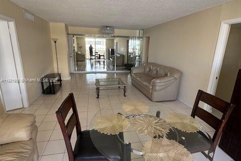 Condo in Hallandale Beach, Florida, 2 bedrooms  № 2035359 - photo 18