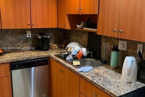 Condo in Hallandale Beach, Florida, 2 bedrooms  № 2035359 - photo 16