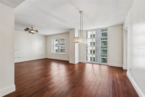 Condo in Tampa, Florida, 2 bedrooms № 2148380 - photo 6