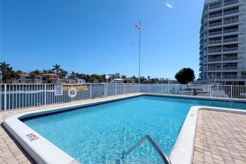 Снять в аренду кондоминиум в Форт-Лодердейл, Флорида 2 спальни, 130.06м2, № 2033477 - фото 25