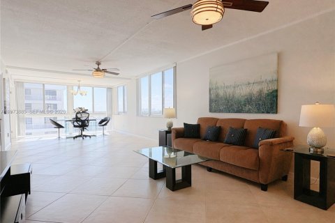 Снять в аренду кондоминиум в Форт-Лодердейл, Флорида 2 спальни, 130.06м2, № 2033477 - фото 4