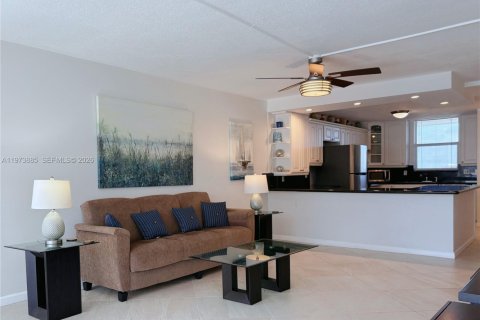 Снять в аренду кондоминиум в Форт-Лодердейл, Флорида 2 спальни, 130.06м2, № 2033477 - фото 2