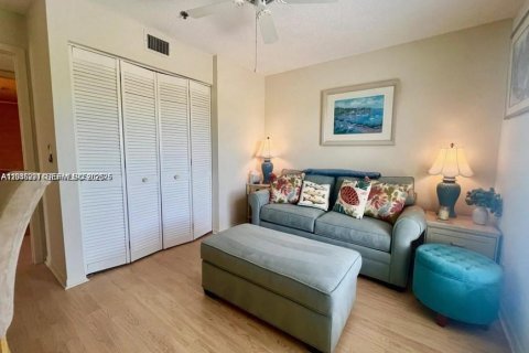Condo in Hutchinson Island South, Florida, 2 bedrooms  № 2243474 - photo 19