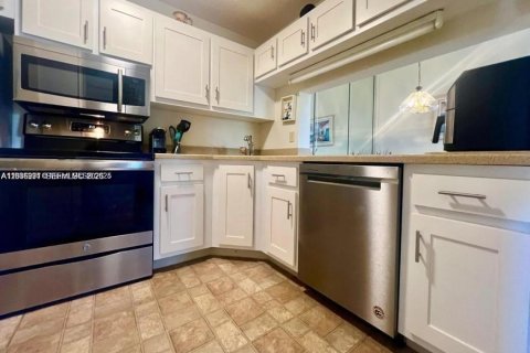 Condo in Hutchinson Island South, Florida, 2 bedrooms  № 2243474 - photo 11