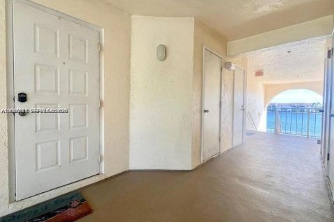 Condo in Hutchinson Island South, Florida, 2 bedrooms  № 2243474 - photo 21