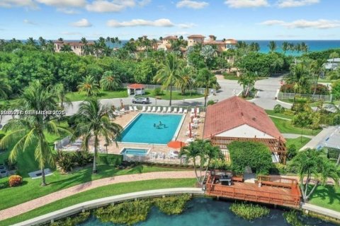Condo in Hutchinson Island South, Florida, 2 bedrooms  № 2243474 - photo 22