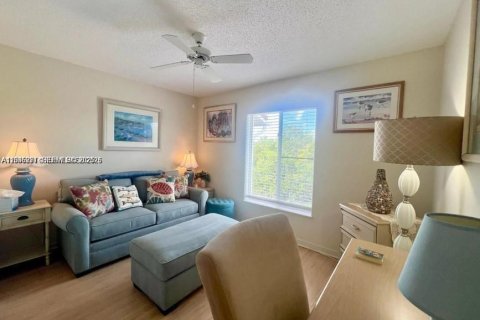 Condo in Hutchinson Island South, Florida, 2 bedrooms  № 2243474 - photo 17