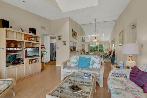 Condo in Hutchinson Island South, Florida, 2 bedrooms  № 2243474 - photo 8