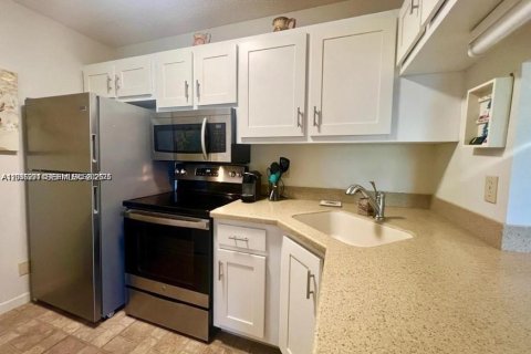 Condo in Hutchinson Island South, Florida, 2 bedrooms  № 2243474 - photo 10