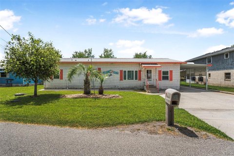 House in Astor, Florida 2 bedrooms, 140.84 sq.m. № 1718220 - photo 1
