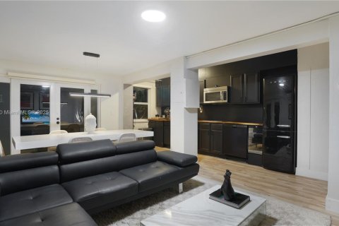 Casa en alquiler en Fort Lauderdale, Florida, 1 dormitorio, 179.77 m2 № 1887920 - foto 3