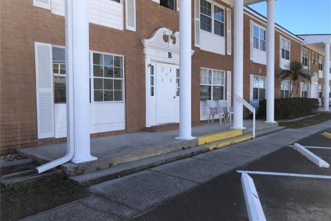 Condo in Port Charlotte, Florida, 2 bedrooms  № 1555343 - photo 1