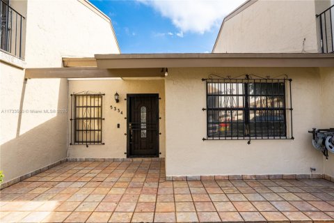 Condominio en venta en Hialeah, Florida, 2 dormitorios, 77.2 m2 № 1763887 - foto 1