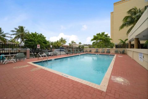 Condo in North Miami Beach, Florida, 2 bedrooms  № 2021825 - photo 10