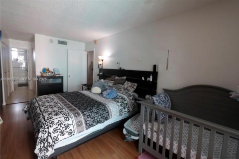 Condo in North Miami Beach, Florida, 2 bedrooms  № 2021825 - photo 5