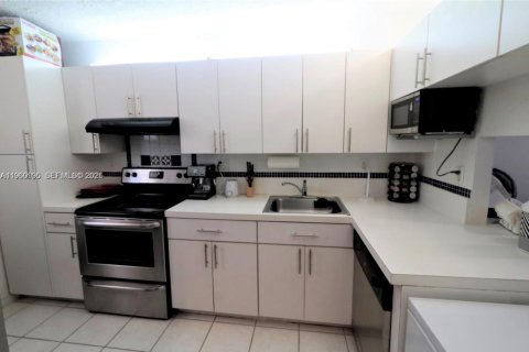 Condo in North Miami Beach, Florida, 2 bedrooms  № 2021825 - photo 2