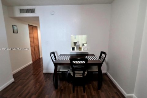 Condo in North Miami Beach, Florida, 2 bedrooms  № 2021825 - photo 4