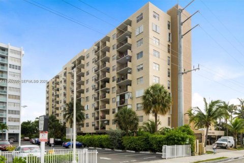 Condo in North Miami Beach, Florida, 2 bedrooms  № 2021825 - photo 13